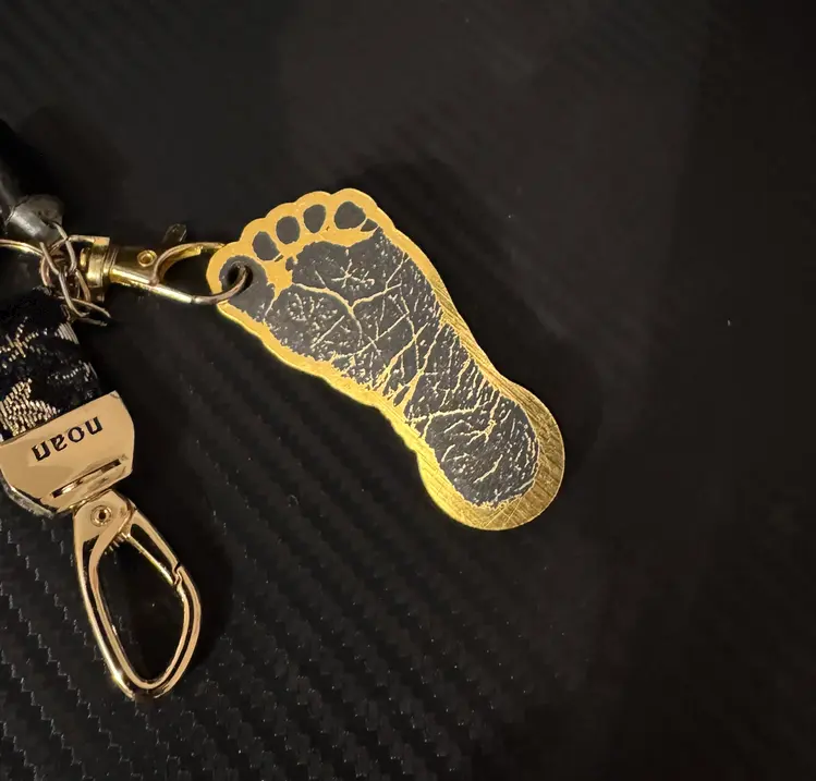Einkaufswagenchip mit Babyfußabdruck – Detailansicht 2