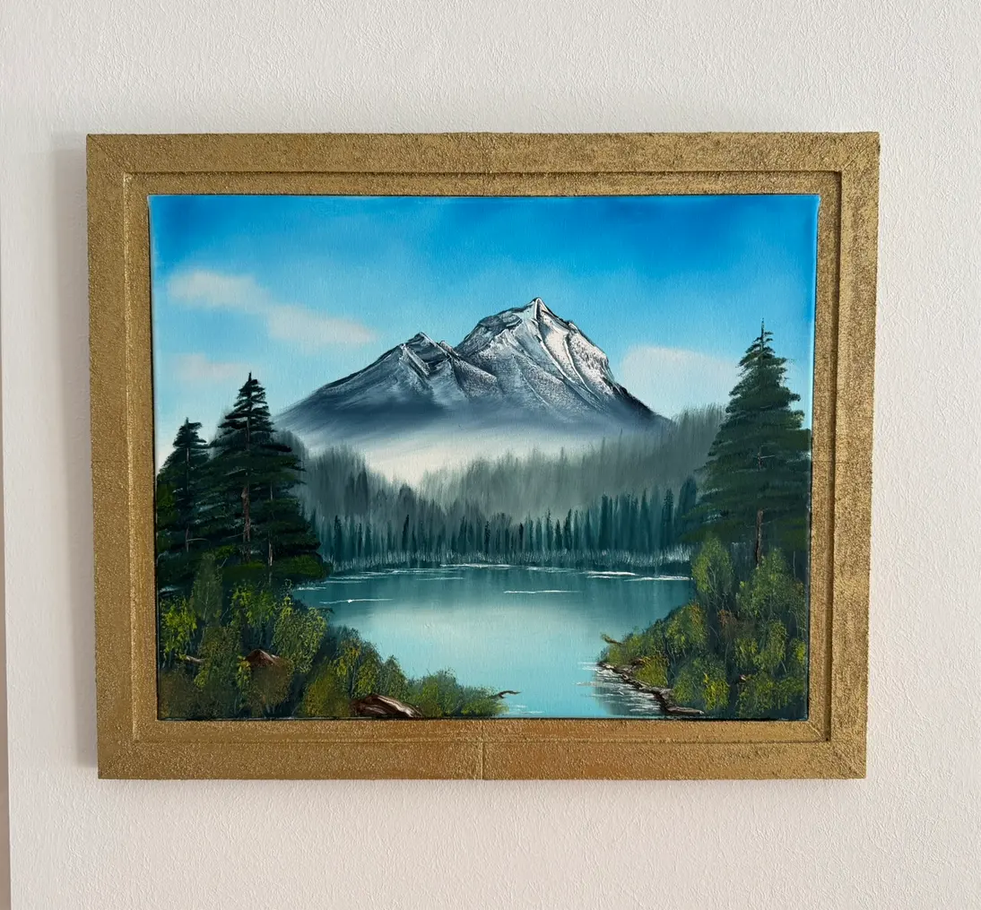 Berglandschaft im Stil von Bob Ross mit maßgefertigtem Goldrahmen – Projektansicht