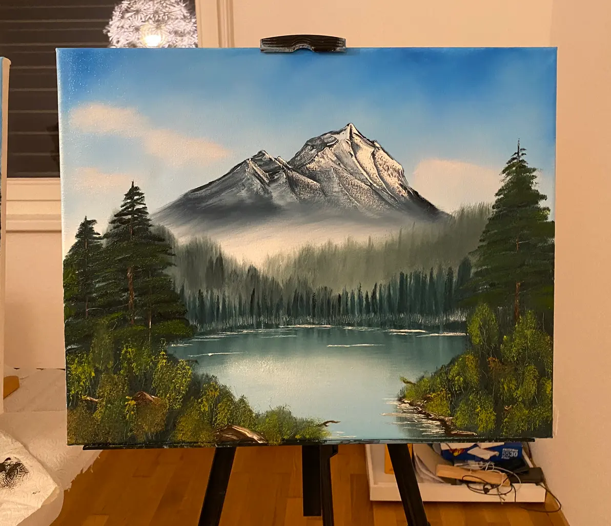 Berglandschaft im Stil von Bob Ross mit maßgefertigtem Goldrahmen – Detailansicht 2