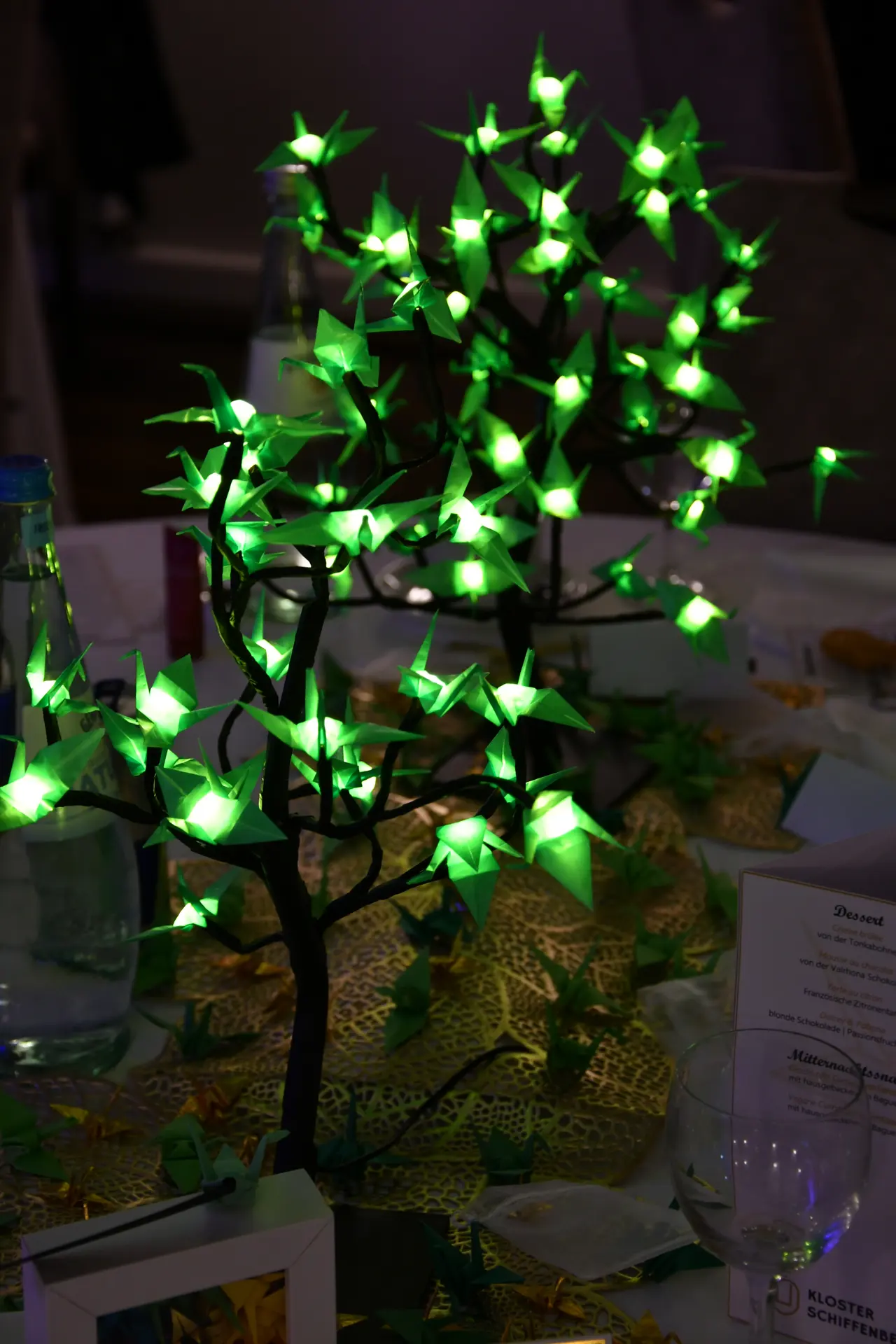 Farbenfroher USB-Origami-Kranichbaum – Detailansicht 11