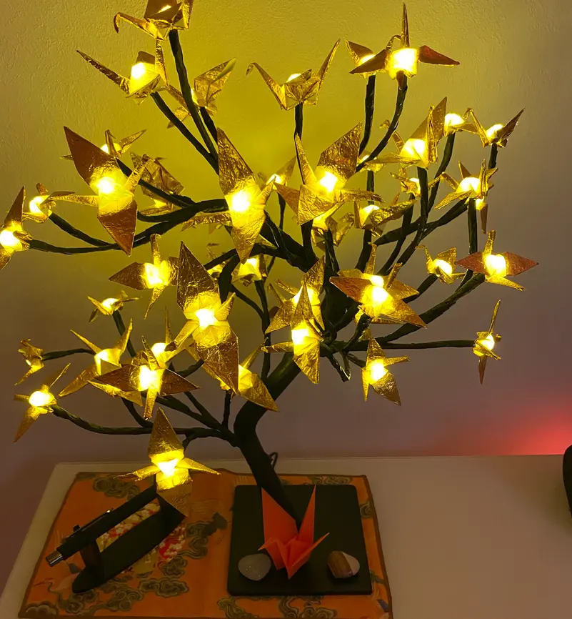 Beleuchteter Origami-Kranichbaum – Projektansicht