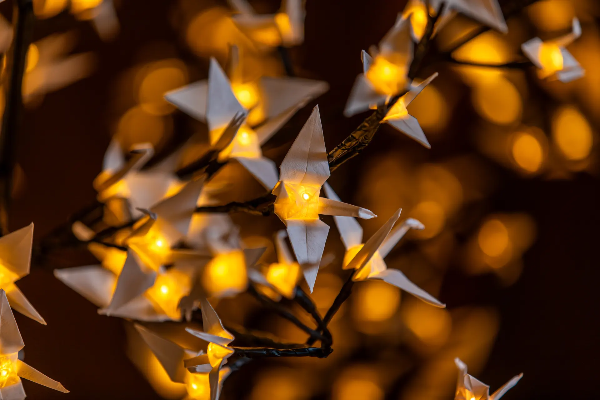 Beleuchtete Origami-Kranichbäume – Detailansicht 3