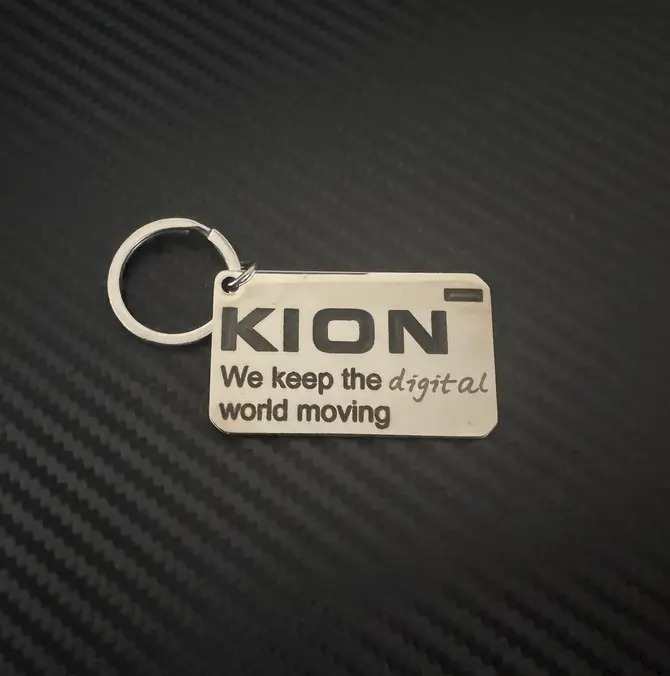 Personalisierter KION-Edelstahlschlüsselanhänger – Projektansicht