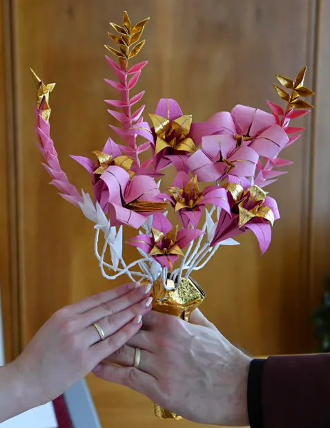 Rosé-, Gold- und Weiß-Origami-Brautstrauß – Projektansicht