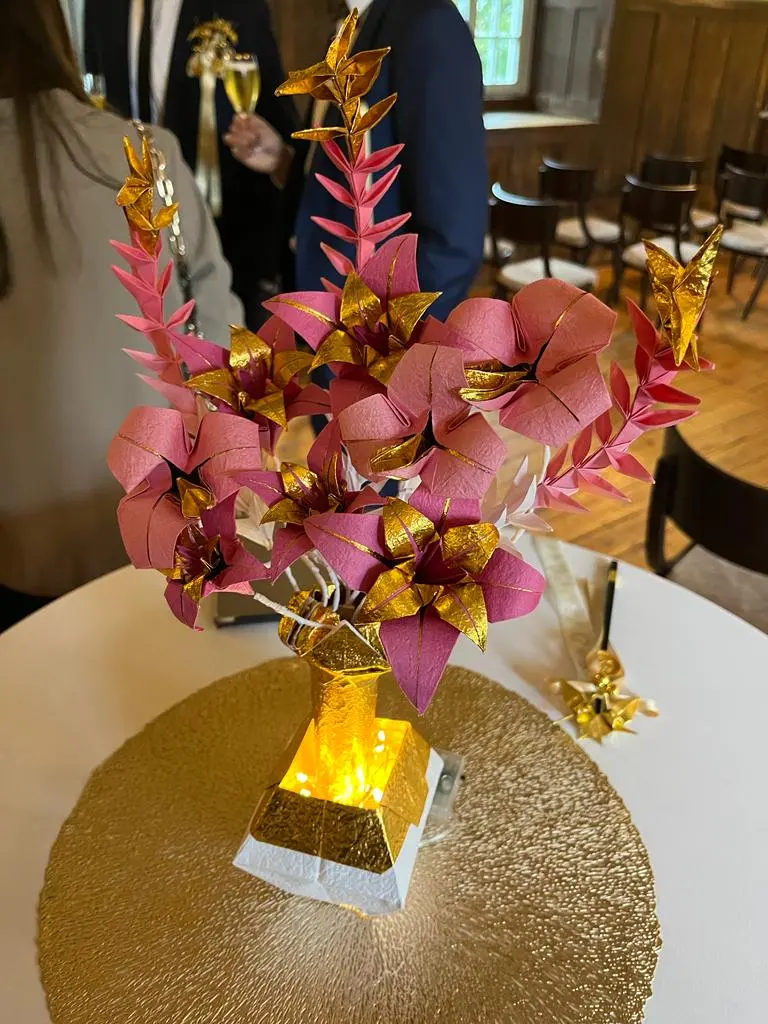 Rosé-, Gold- und Weiß-Origami-Brautstrauß – Detailansicht 2