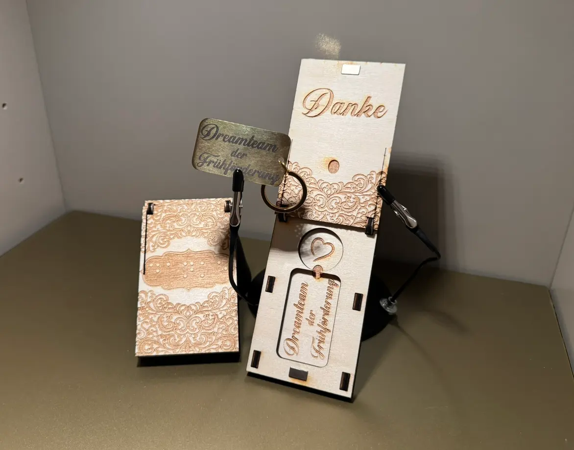 Personalisierte Dankesanhänger mit Magnetbox – Projektansicht